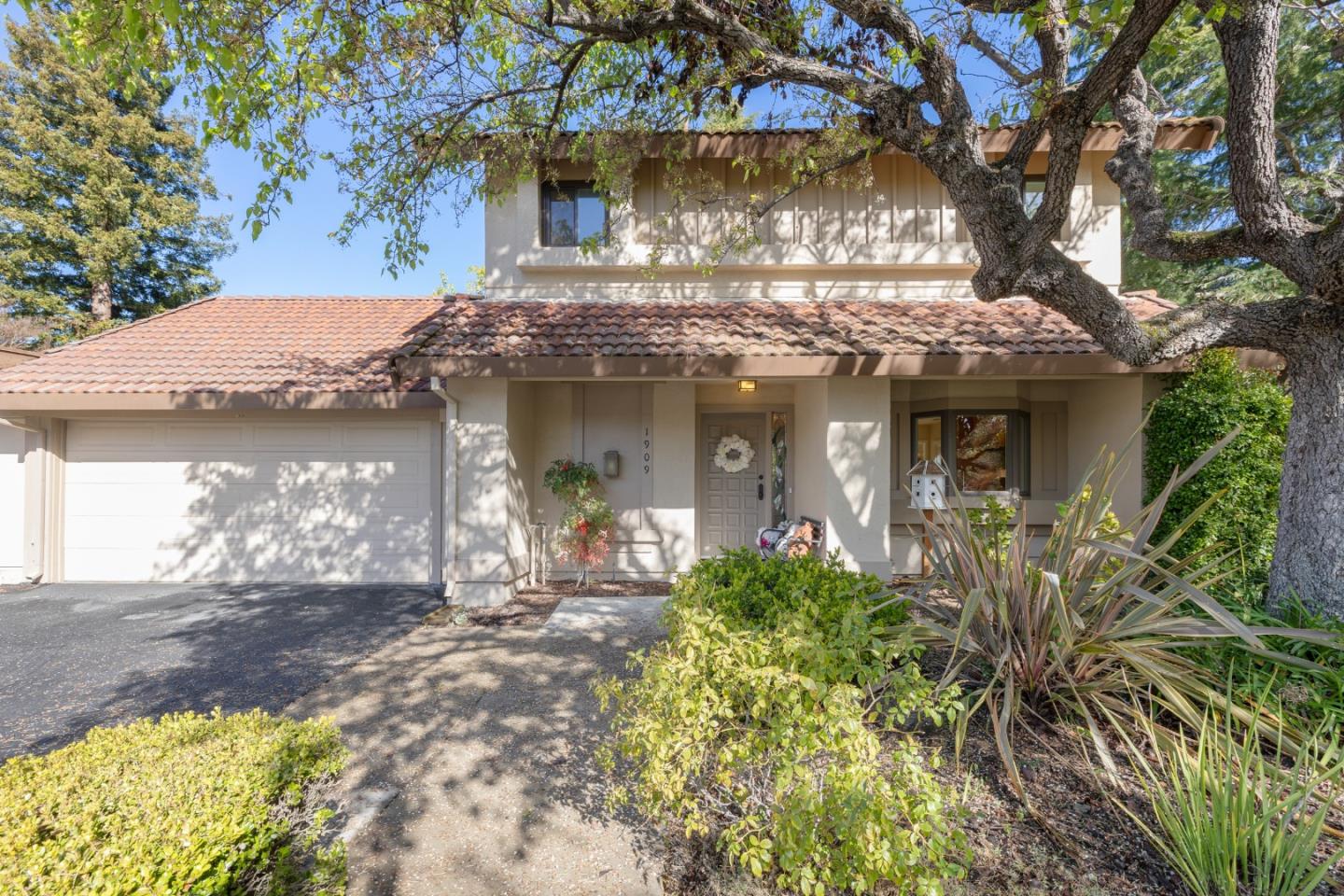 Detail Gallery Image 3 of 28 For 1909 Milano Way, Mountain View,  CA 94040 - 3 Beds | 2/1 Baths