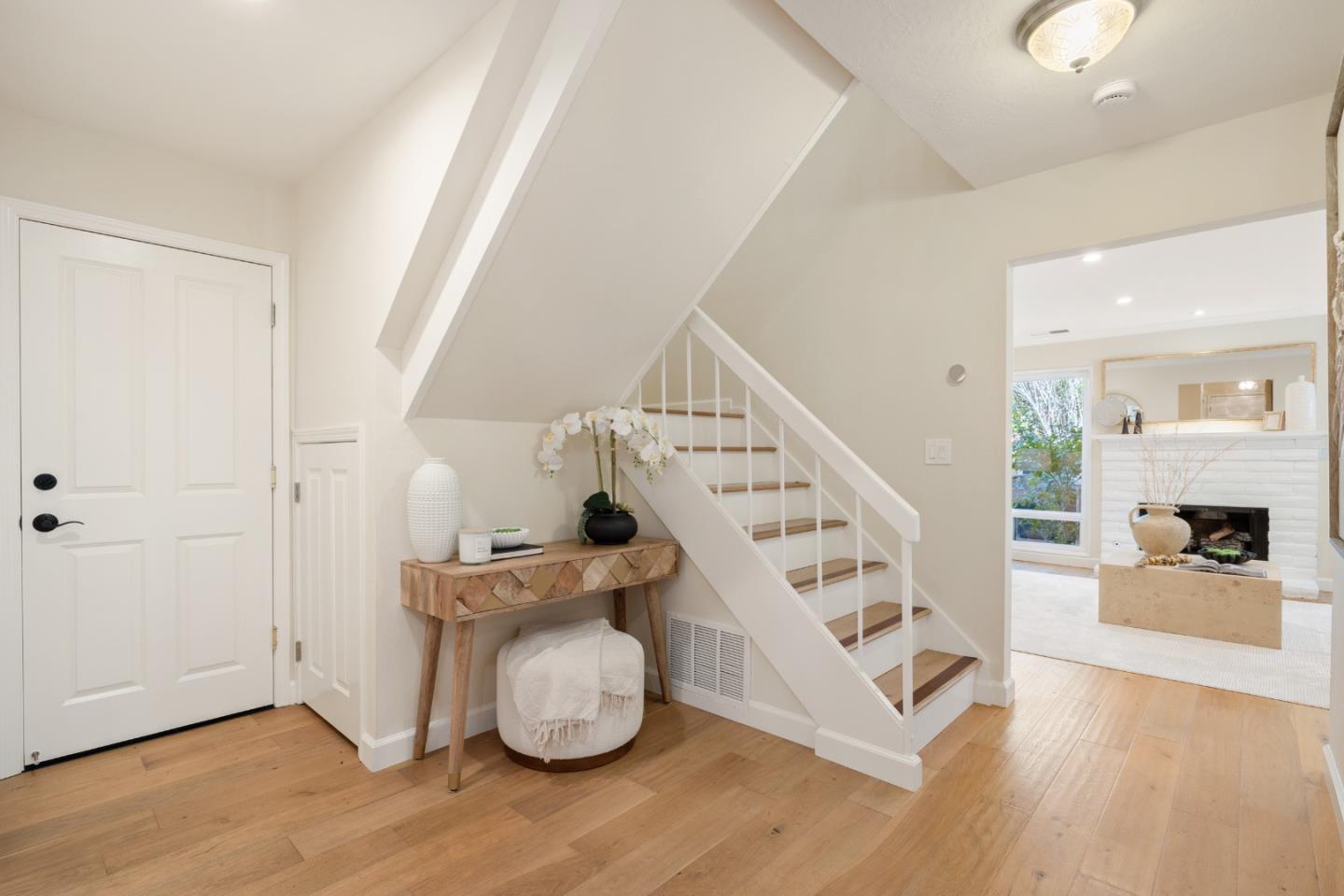 Detail Gallery Image 4 of 28 For 1909 Milano Way, Mountain View,  CA 94040 - 3 Beds | 2/1 Baths