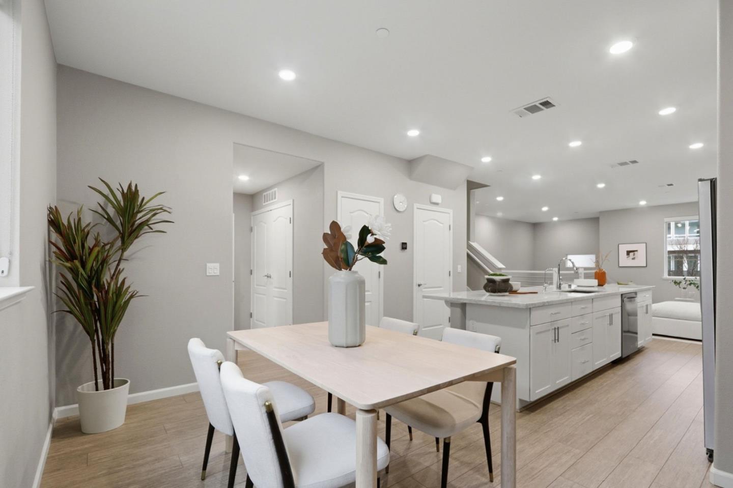 Detail Gallery Image 11 of 54 For 157 Llano De Los Robles Ave #4,  San Jose,  CA 95136 - 4 Beds | 3/1 Baths