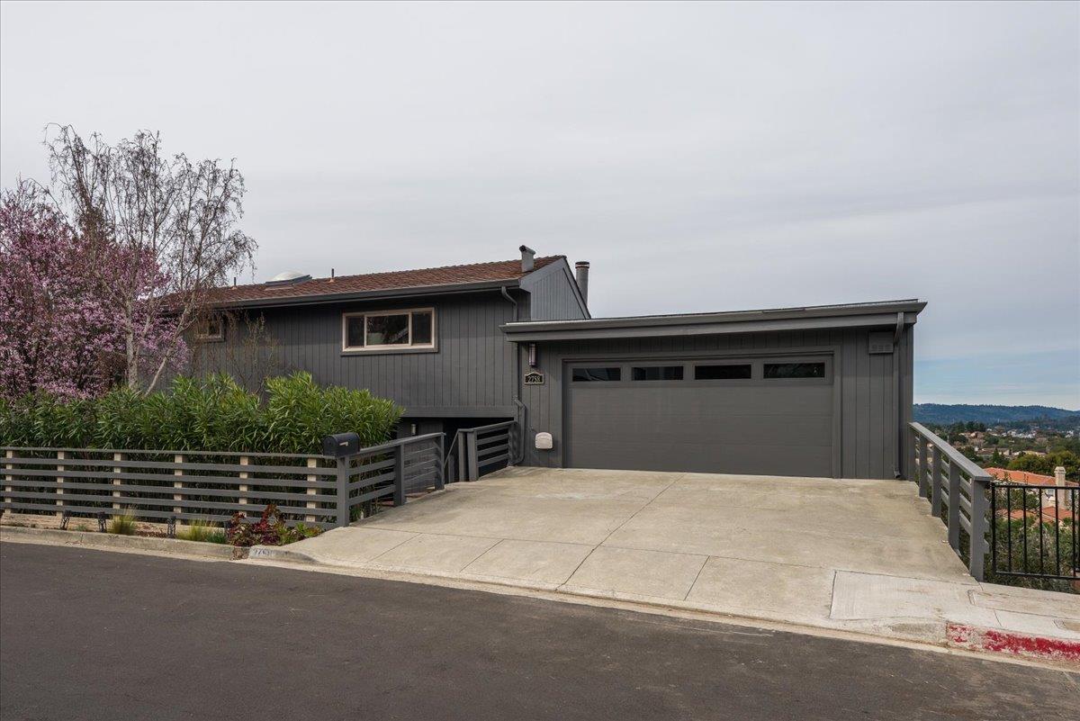 Detail Gallery Image 2 of 31 For 2758 Belmont Canyon Rd, Belmont,  CA 94002 - 3 Beds | 2/1 Baths