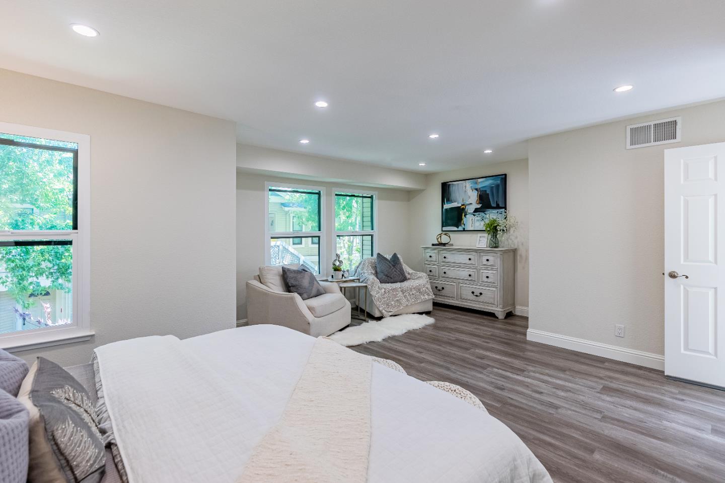 Detail Gallery Image 12 of 33 For 955 La Mesa Ter #H,  Sunnyvale,  CA 94086 - 3 Beds | 3 Baths