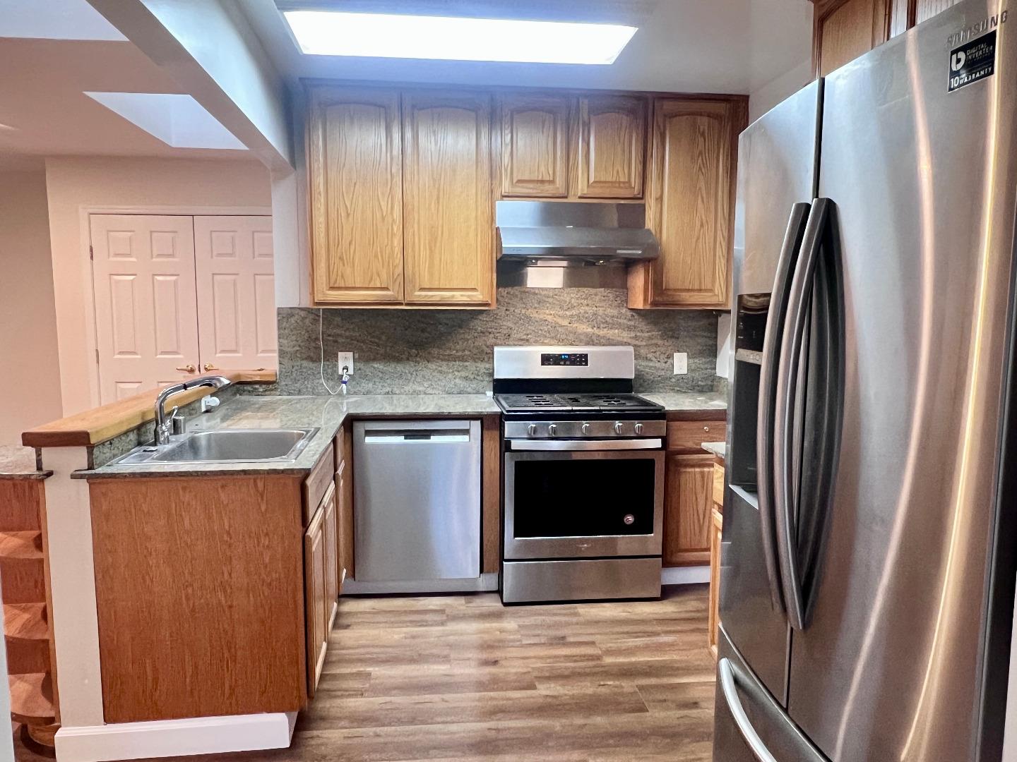 Detail Gallery Image 3 of 24 For 1874 Villa St, Mountain View,  CA 94041 - 7 Beds | 2/5 Baths