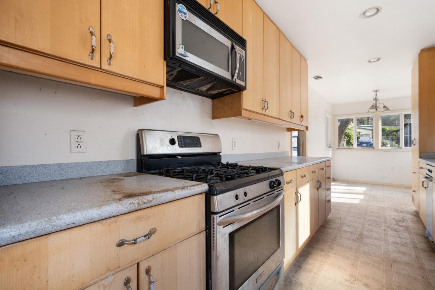 Detail Gallery Image 9 of 26 For 212 Winona Ave, Pacifica,  CA 94044 - 4 Beds | 1 Baths
