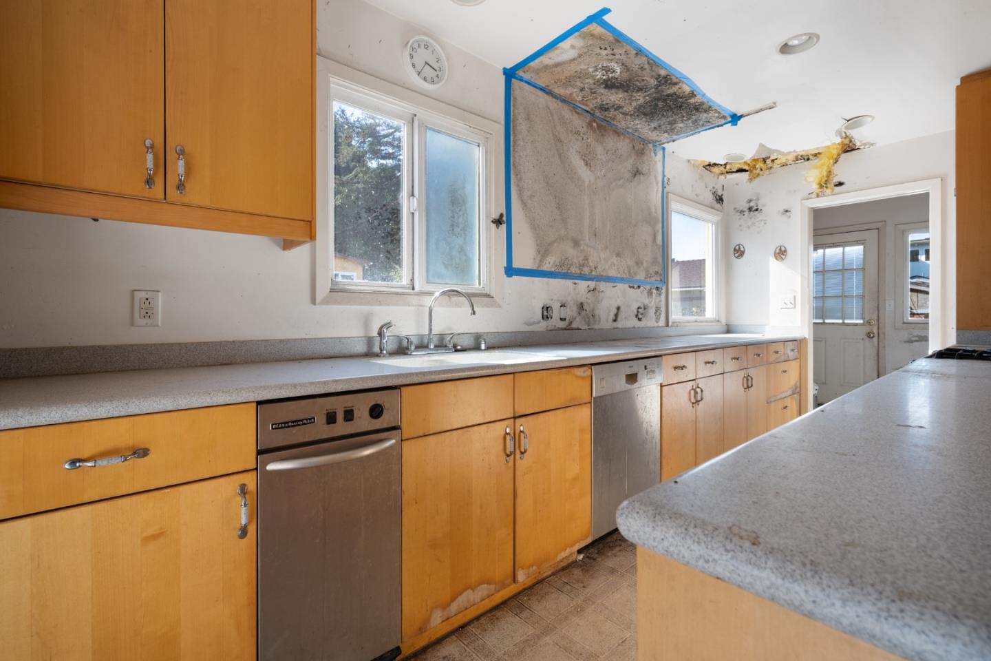 Detail Gallery Image 10 of 26 For 212 Winona Ave, Pacifica,  CA 94044 - 4 Beds | 1 Baths