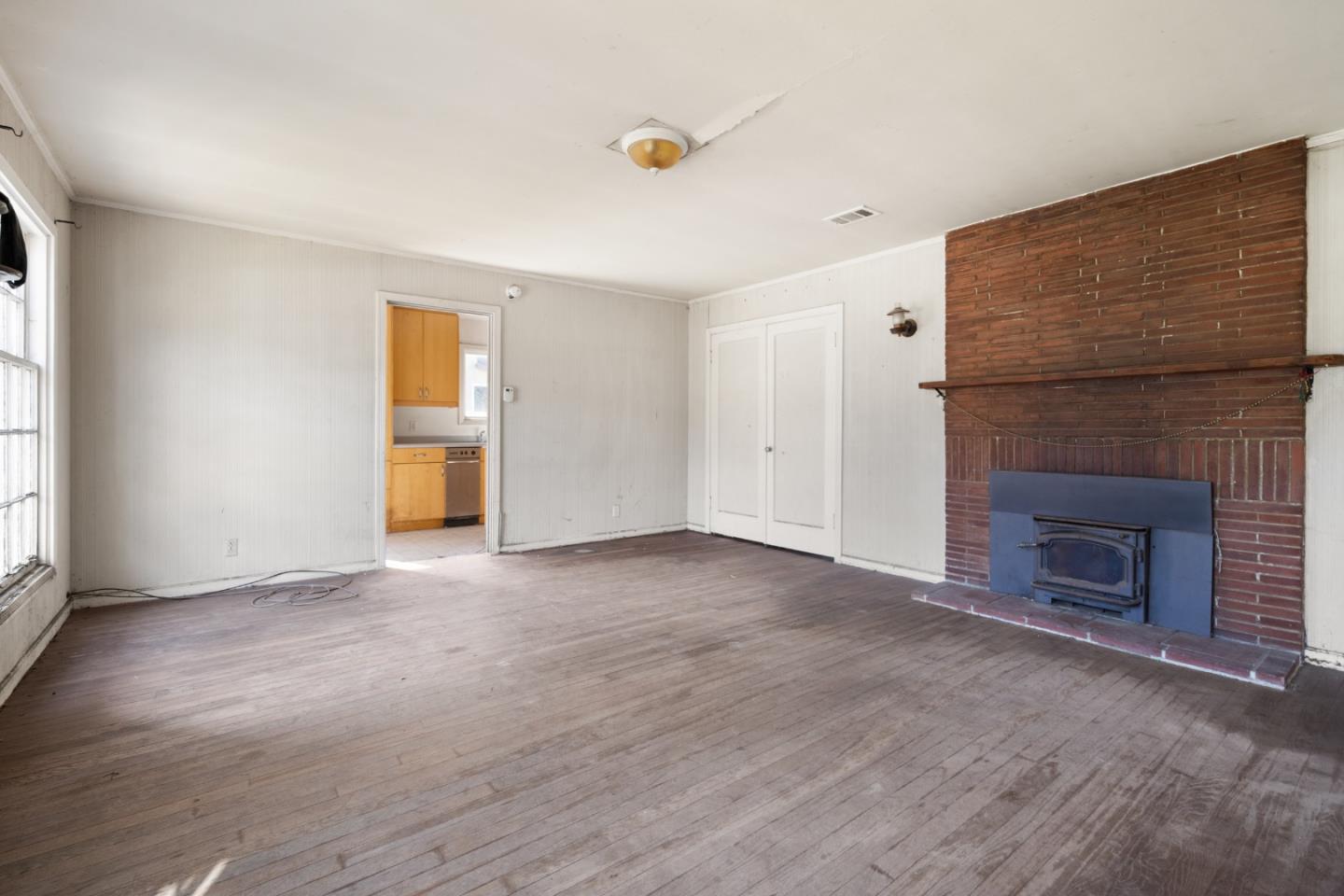 Detail Gallery Image 5 of 26 For 212 Winona Ave, Pacifica,  CA 94044 - 4 Beds | 1 Baths