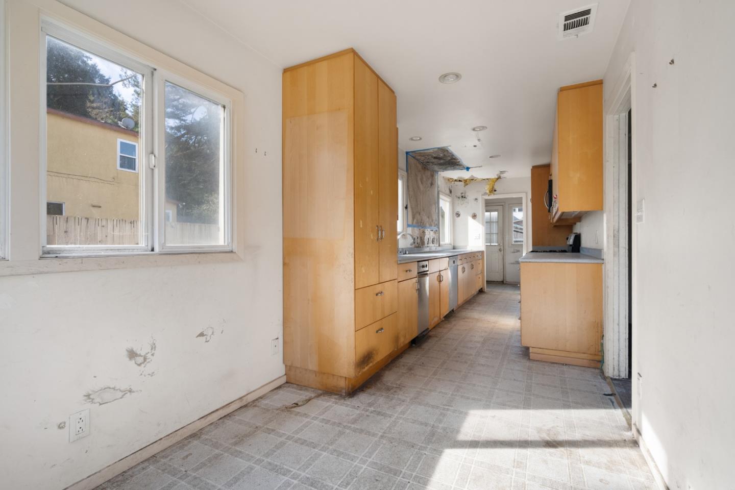 Detail Gallery Image 7 of 26 For 212 Winona Ave, Pacifica,  CA 94044 - 4 Beds | 1 Baths