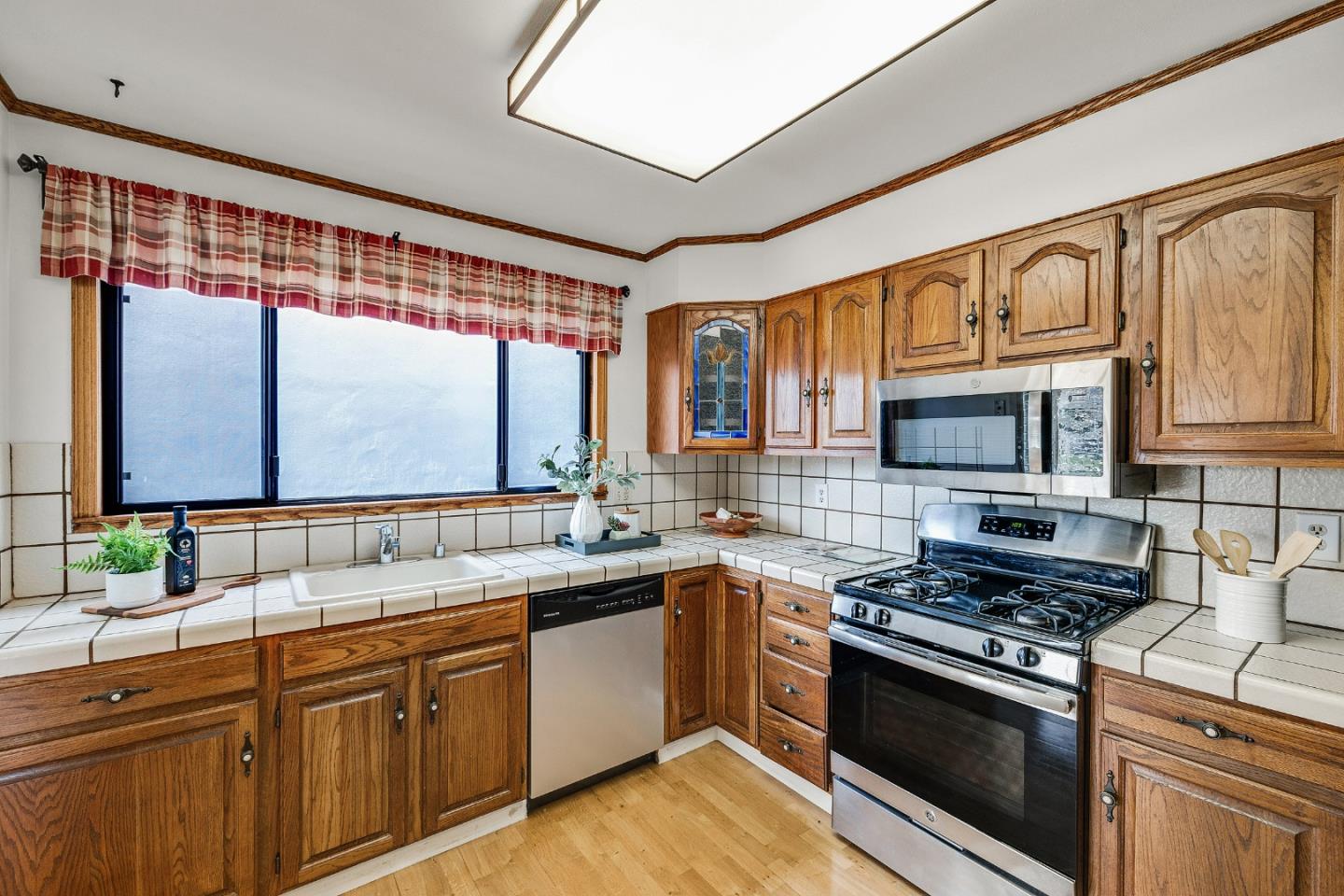 Detail Gallery Image 5 of 22 For 431 Alhambra Rd, South San Francisco,  CA 94080 - 3 Beds | 1 Baths