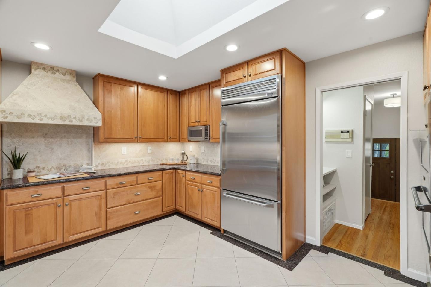 Detail Gallery Image 7 of 45 For 1554 Queenstown Ct, Sunnyvale,  CA 94087 - 4 Beds | 3/1 Baths