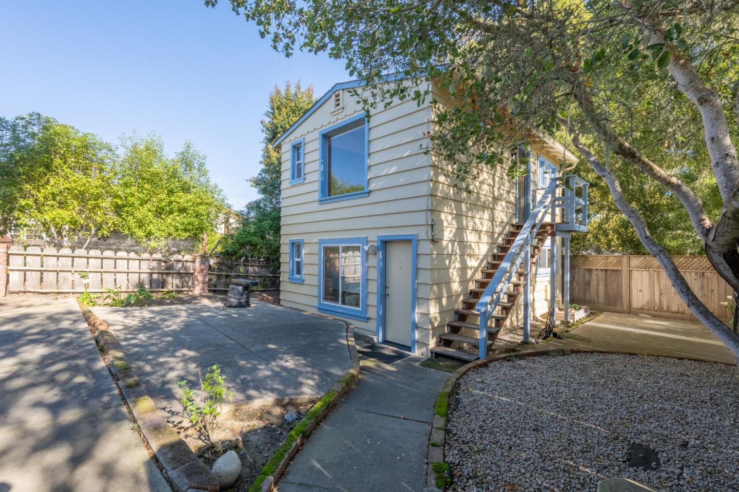 Detail Gallery Image 2 of 14 For 32 via Ventura, Monterey,  CA 93940 - 5 Beds | 3/1 Baths