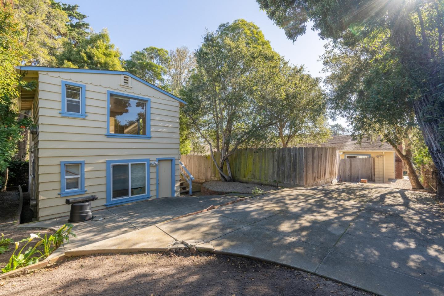 Detail Gallery Image 3 of 14 For 32 via Ventura, Monterey,  CA 93940 - 5 Beds | 3/1 Baths