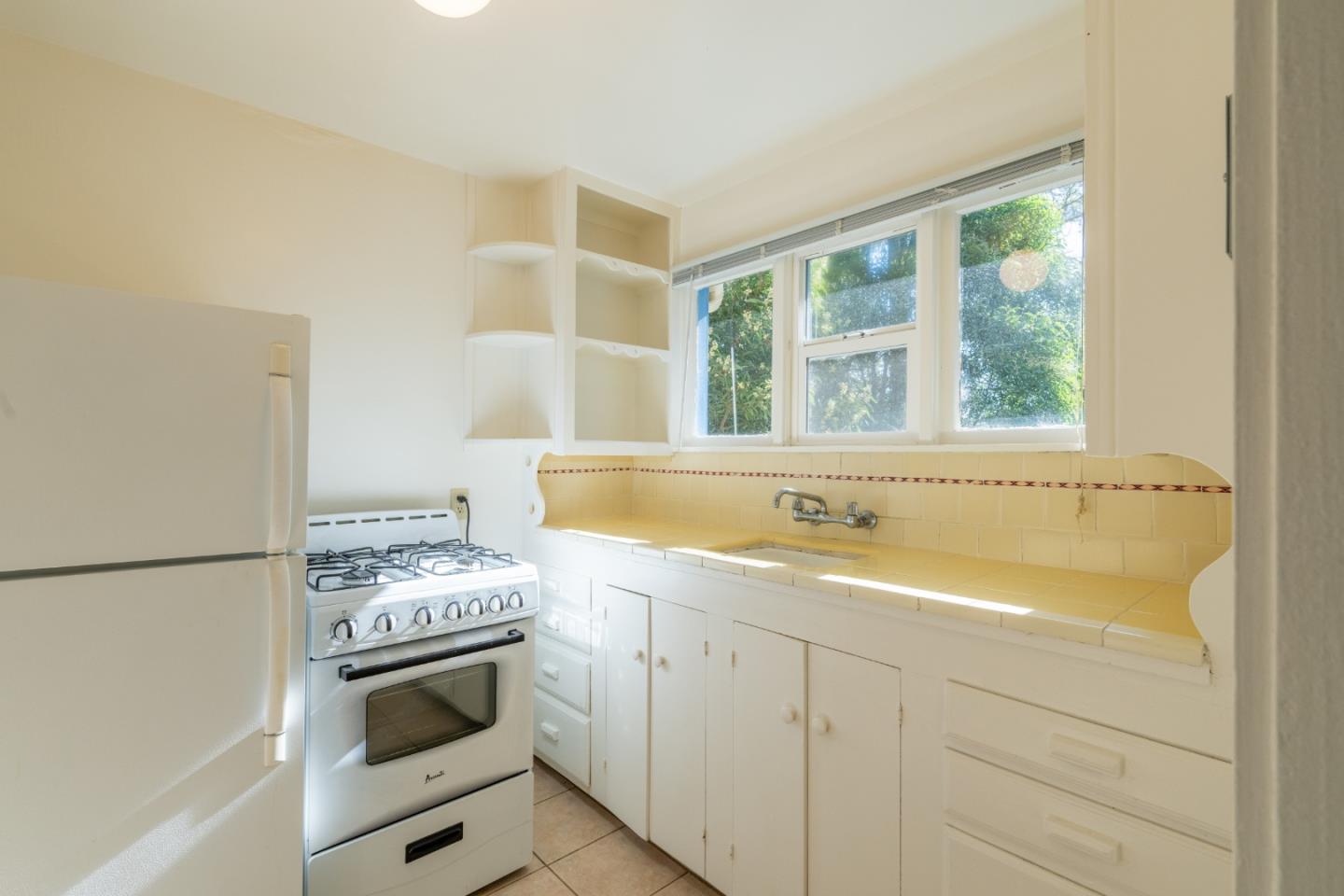 Detail Gallery Image 6 of 14 For 32 via Ventura, Monterey,  CA 93940 - 5 Beds | 3/1 Baths