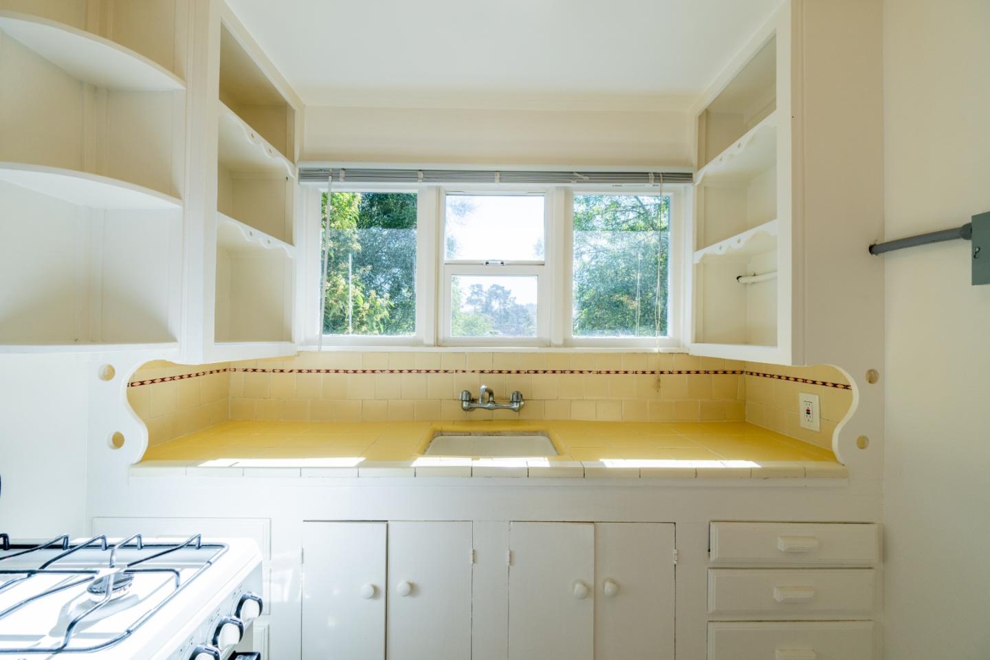 Detail Gallery Image 7 of 14 For 32 via Ventura, Monterey,  CA 93940 - 5 Beds | 3/1 Baths