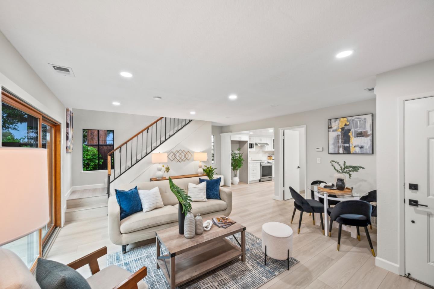 Detail Gallery Image 4 of 23 For 1203 Hollenbeck Ave, Sunnyvale,  CA 94087 - 2 Beds | 2/1 Baths