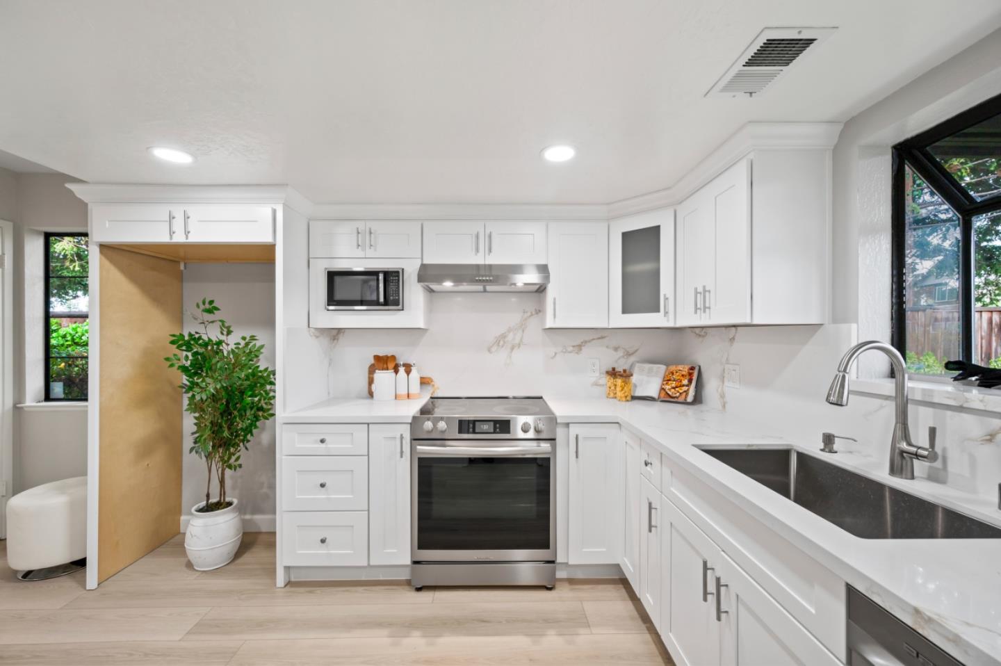 Detail Gallery Image 8 of 23 For 1203 Hollenbeck Ave, Sunnyvale,  CA 94087 - 2 Beds | 2/1 Baths