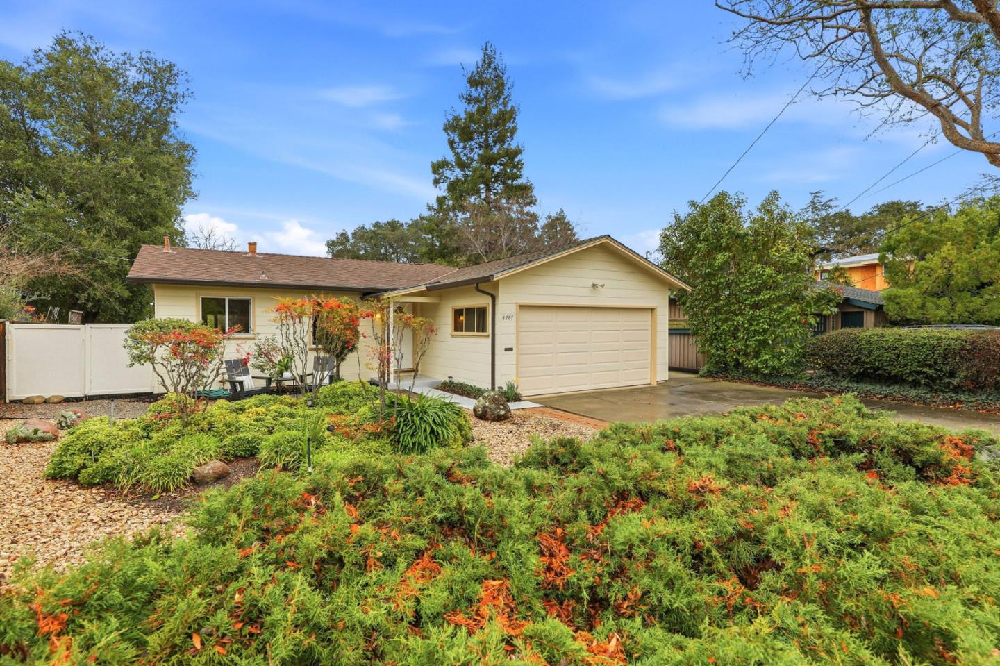 Detail Gallery Image 4 of 40 For 4287 Wilkie Way, Palo Alto,  CA 94306 - 3 Beds | 2 Baths