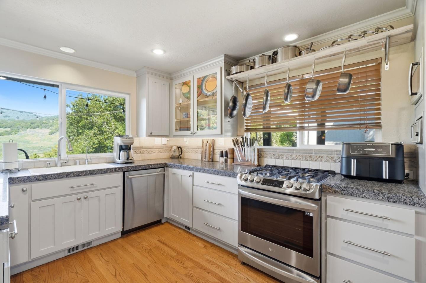 Detail Gallery Image 10 of 41 For 17200 Holiday Dr, Morgan Hill,  CA 95037 - 4 Beds | 3 Baths