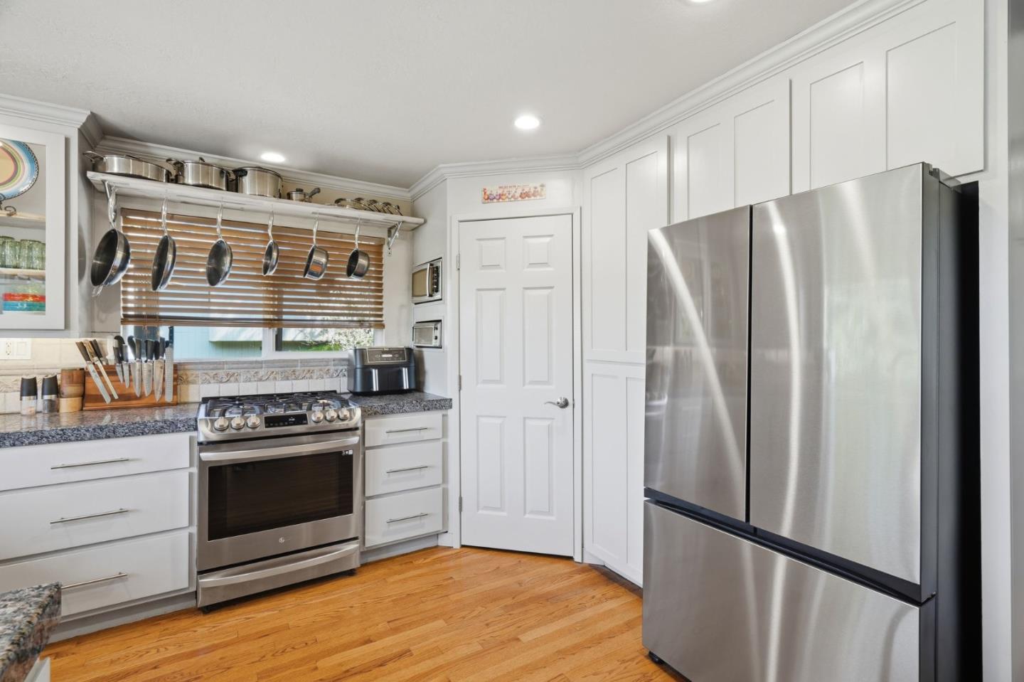 Detail Gallery Image 11 of 41 For 17200 Holiday Dr, Morgan Hill,  CA 95037 - 4 Beds | 3 Baths