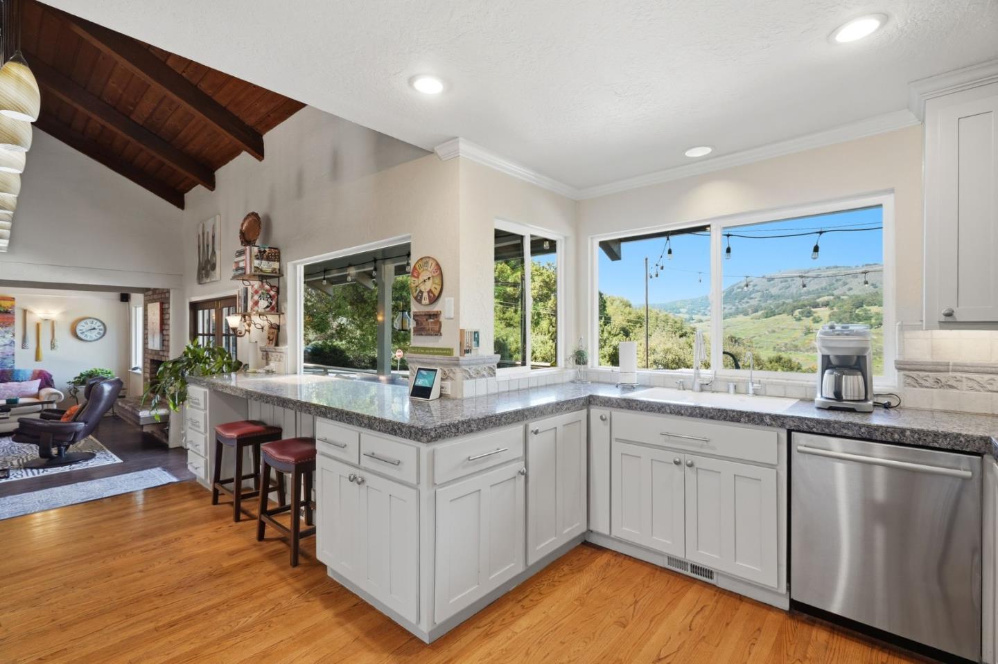 Detail Gallery Image 9 of 41 For 17200 Holiday Dr, Morgan Hill,  CA 95037 - 4 Beds | 3 Baths