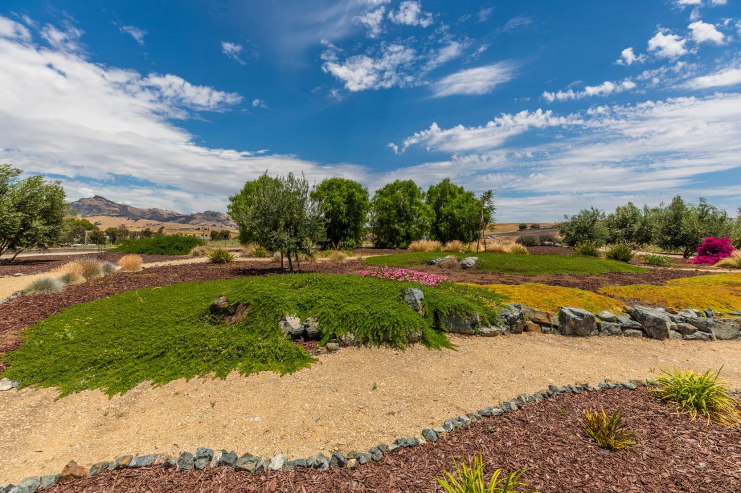 Detail Gallery Image 6 of 25 For 60 Tortola Way, Hollister,  CA 95023 - 4 Beds | 2/1 Baths