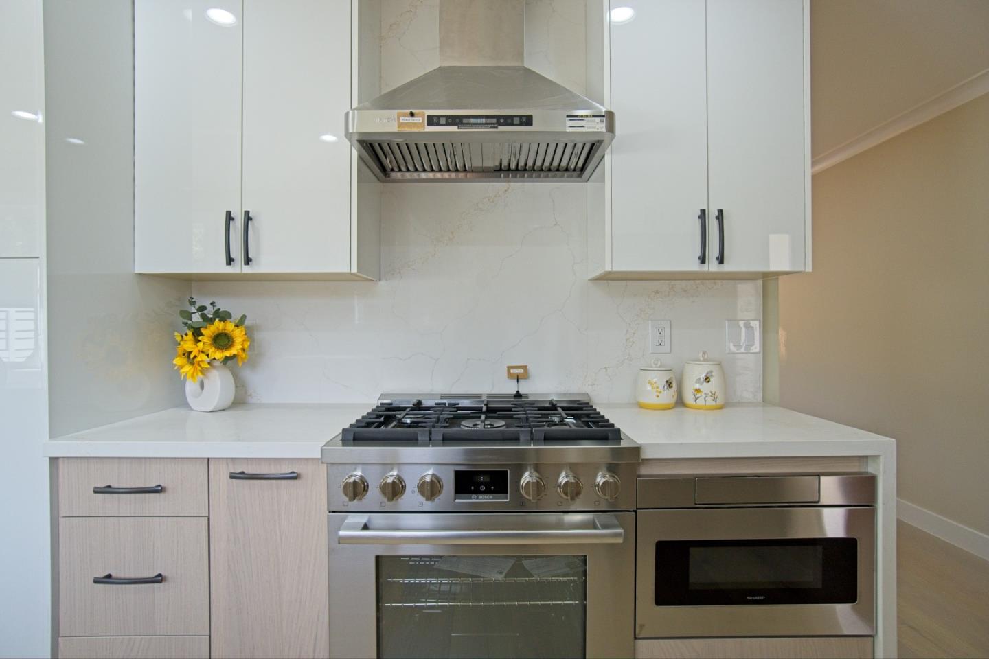 Detail Gallery Image 10 of 31 For 114 Cumulus Ave, Sunnyvale,  CA 94087 - 4 Beds | 3 Baths