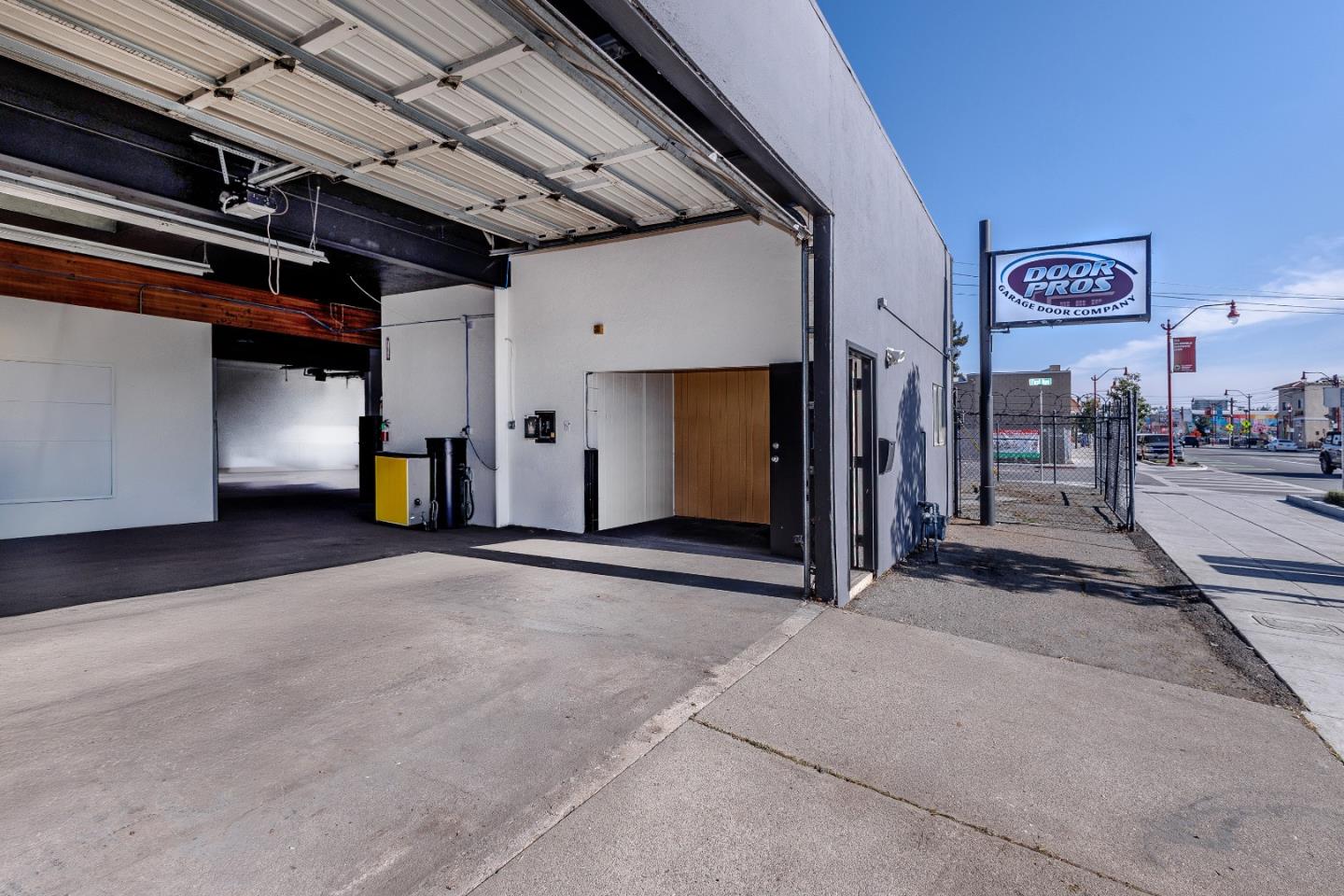 Detail Gallery Image 4 of 15 For 2951 Middlefield Rd, Redwood City,  CA 94063 - – Beds | – Baths