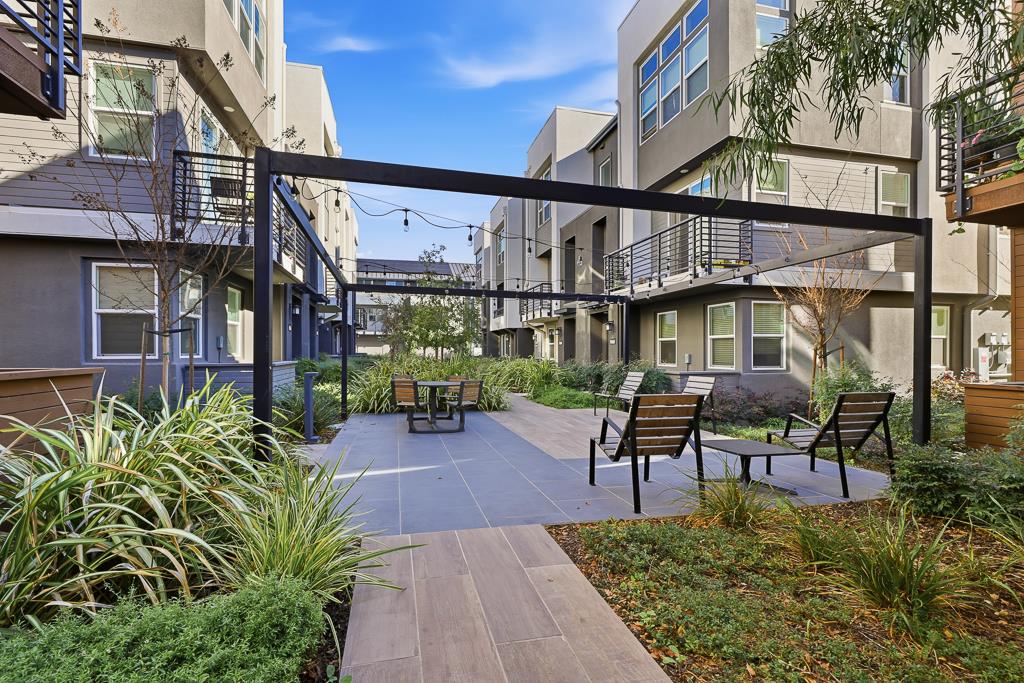 Detail Gallery Image 3 of 53 For 3675 Broadcast Cmn, Fremont,  CA 94538 - 4 Beds | 3/1 Baths