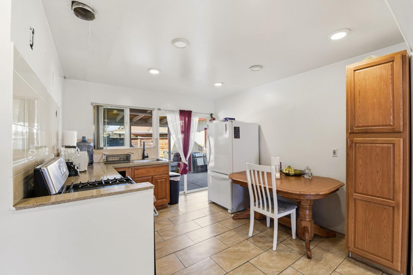 Detail Gallery Image 10 of 39 For 2207 Pacina Dr, San Jose,  CA 95116 - 5 Beds | 2/1 Baths