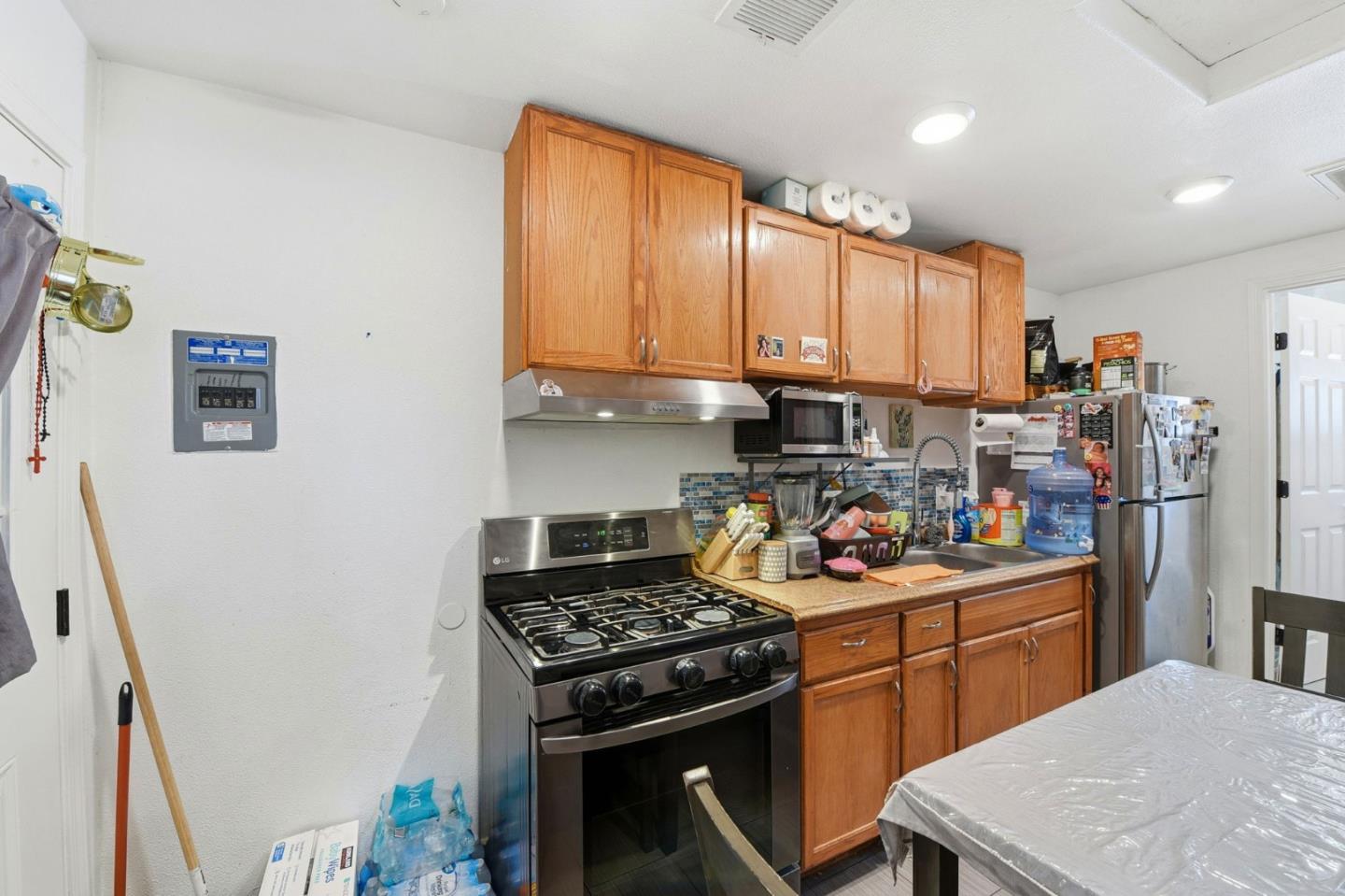 Detail Gallery Image 12 of 39 For 2207 Pacina Dr, San Jose,  CA 95116 - 5 Beds | 2/1 Baths