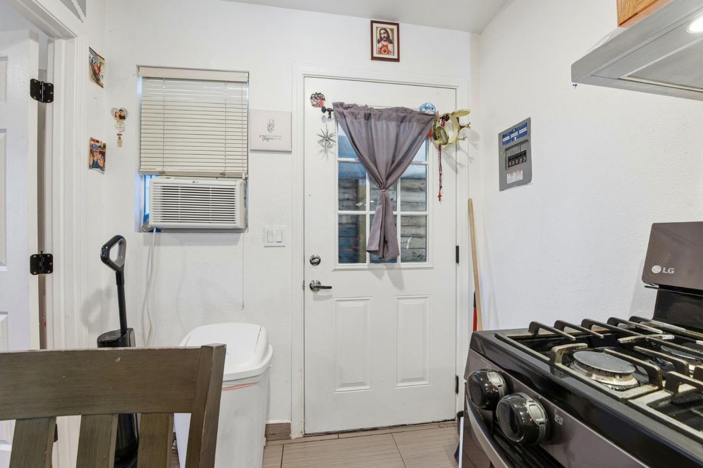 Detail Gallery Image 16 of 39 For 2207 Pacina Dr, San Jose,  CA 95116 - 5 Beds | 2/1 Baths