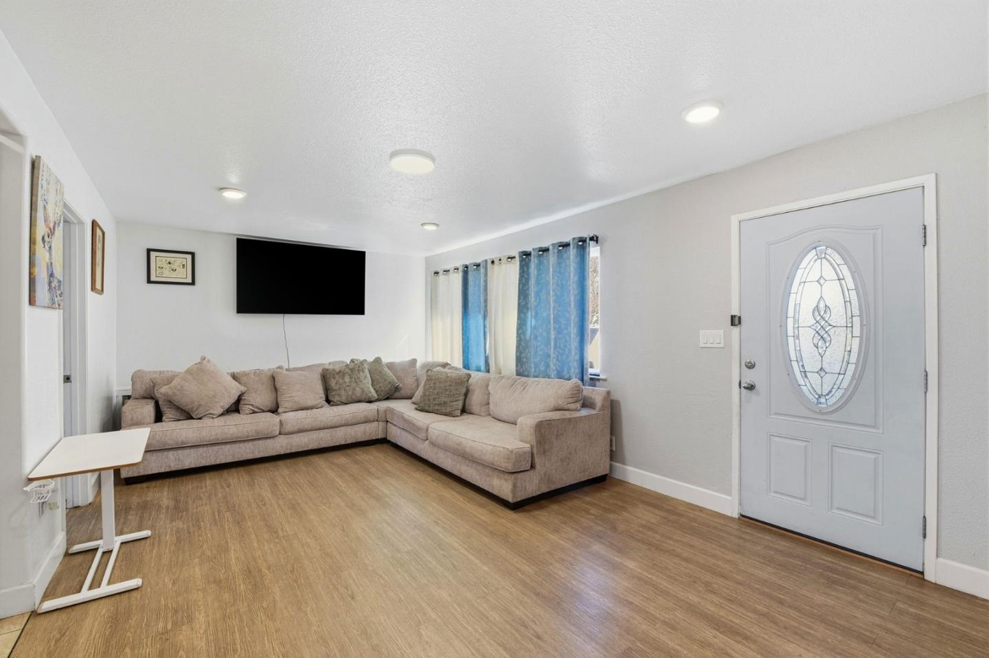 Detail Gallery Image 6 of 39 For 2207 Pacina Dr, San Jose,  CA 95116 - 5 Beds | 2/1 Baths