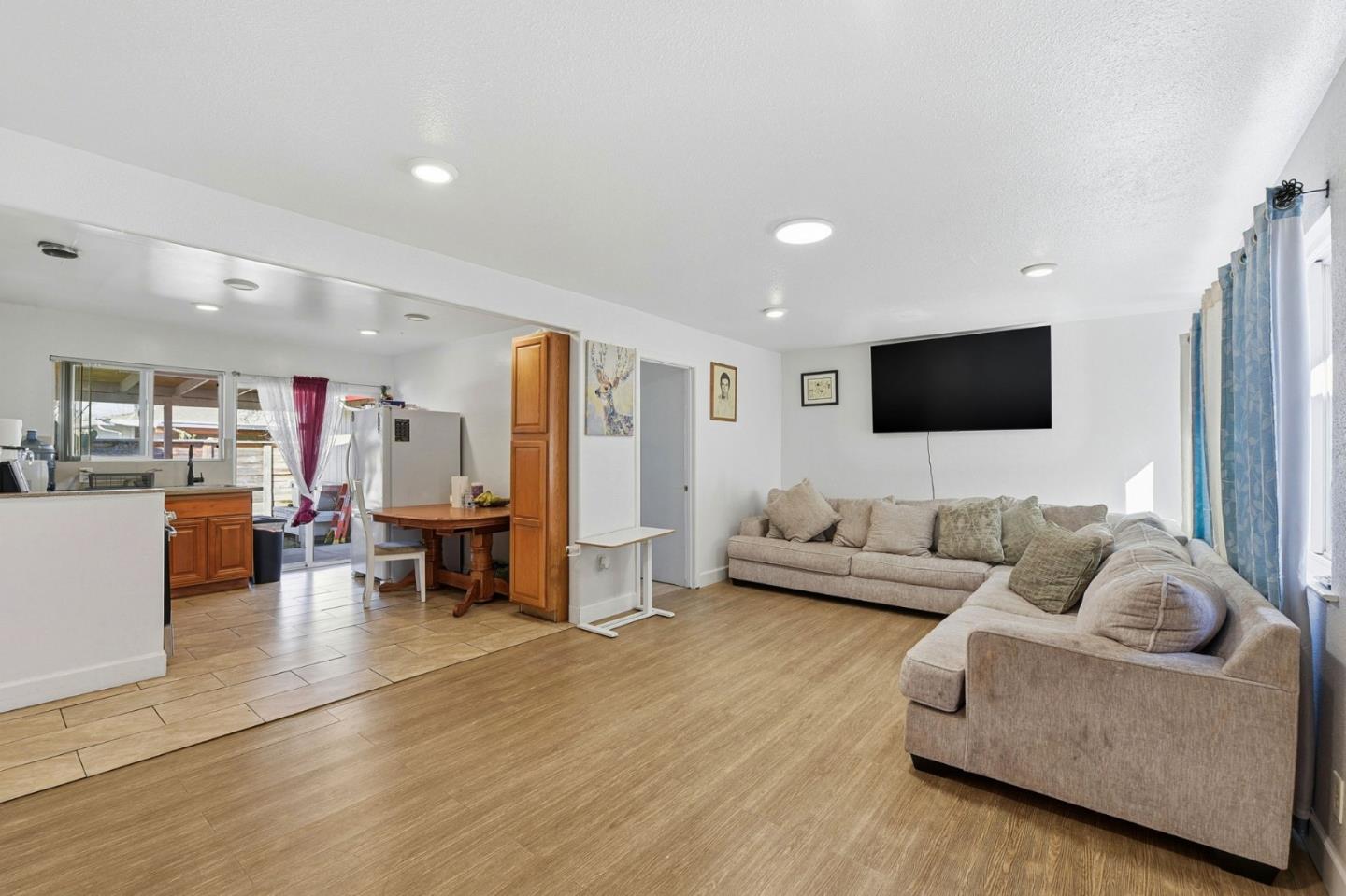 Detail Gallery Image 7 of 39 For 2207 Pacina Dr, San Jose,  CA 95116 - 5 Beds | 2/1 Baths