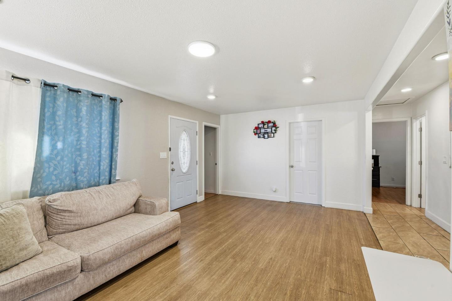 Detail Gallery Image 8 of 39 For 2207 Pacina Dr, San Jose,  CA 95116 - 5 Beds | 2/1 Baths