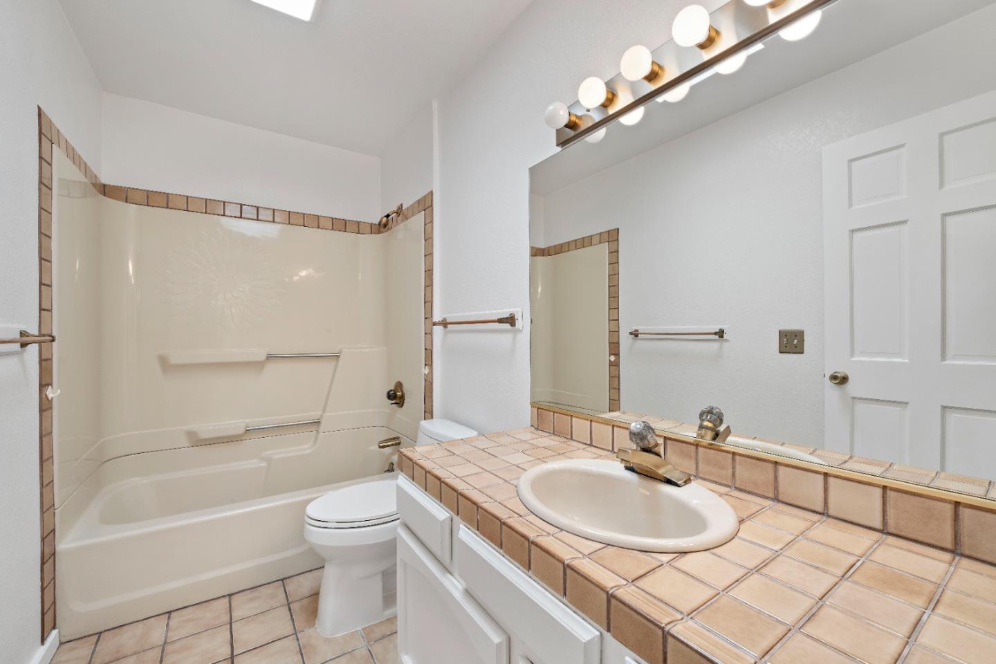 Detail Gallery Image 15 of 30 For 121 Creekside Ct, El Sobrante,  CA 94803 - 3 Beds | 2 Baths