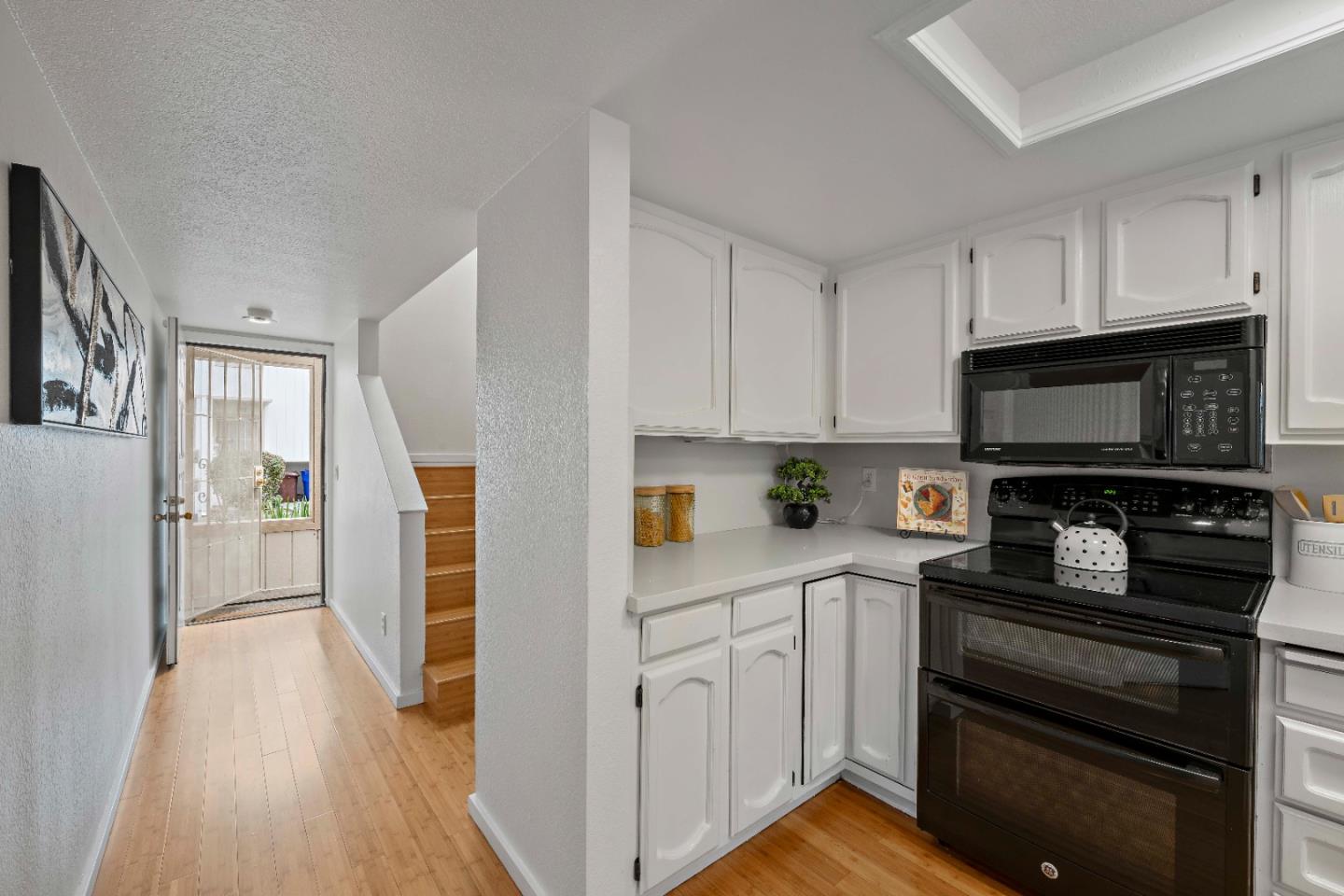 Detail Gallery Image 2 of 30 For 121 Creekside Ct, El Sobrante,  CA 94803 - 3 Beds | 2 Baths