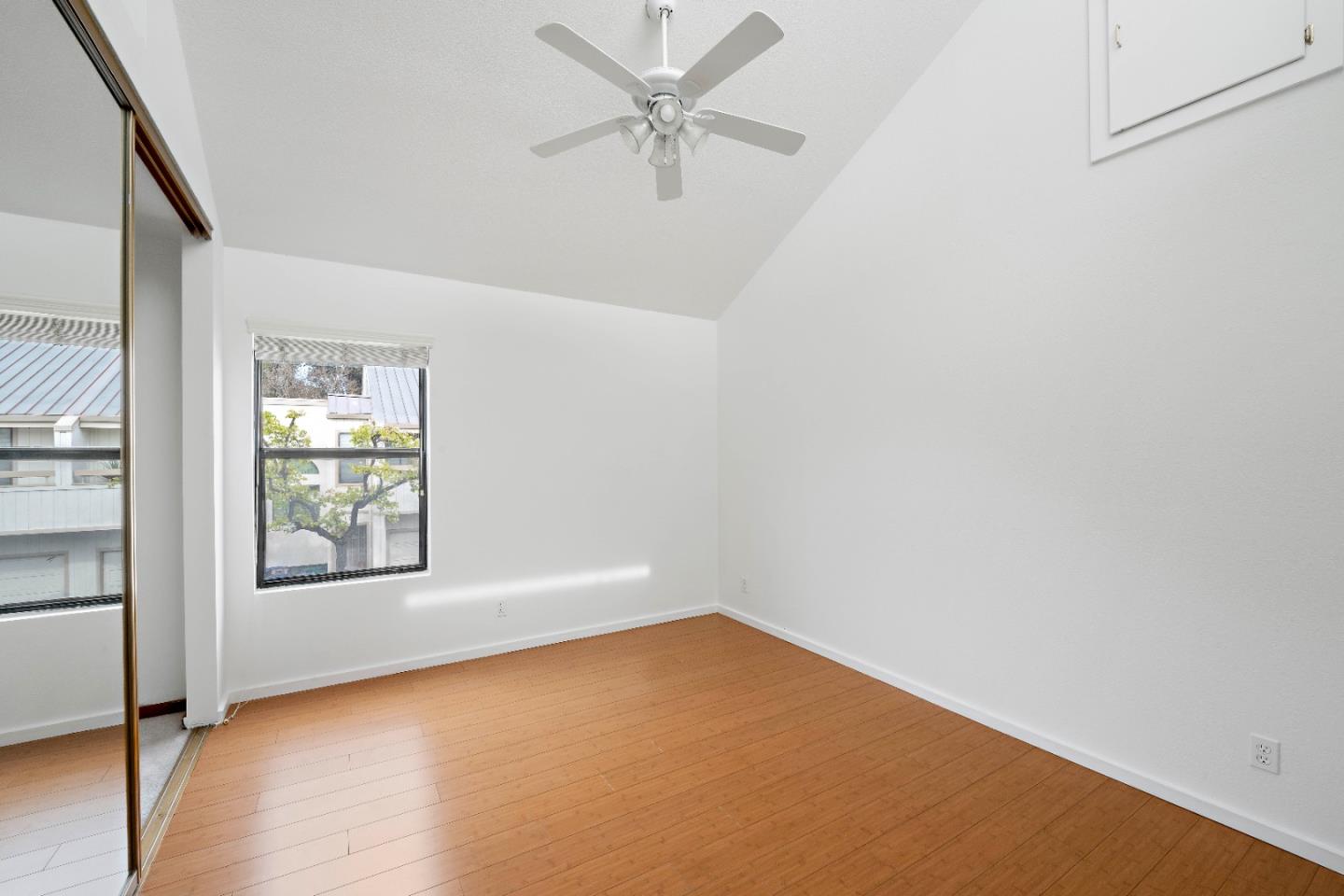 Detail Gallery Image 23 of 30 For 121 Creekside Ct, El Sobrante,  CA 94803 - 3 Beds | 2 Baths