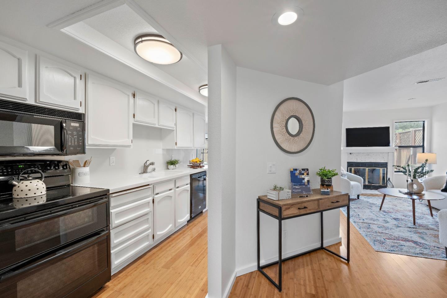 Detail Gallery Image 3 of 30 For 121 Creekside Ct, El Sobrante,  CA 94803 - 3 Beds | 2 Baths