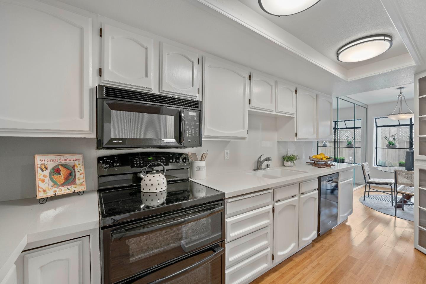 Detail Gallery Image 5 of 30 For 121 Creekside Ct, El Sobrante,  CA 94803 - 3 Beds | 2 Baths