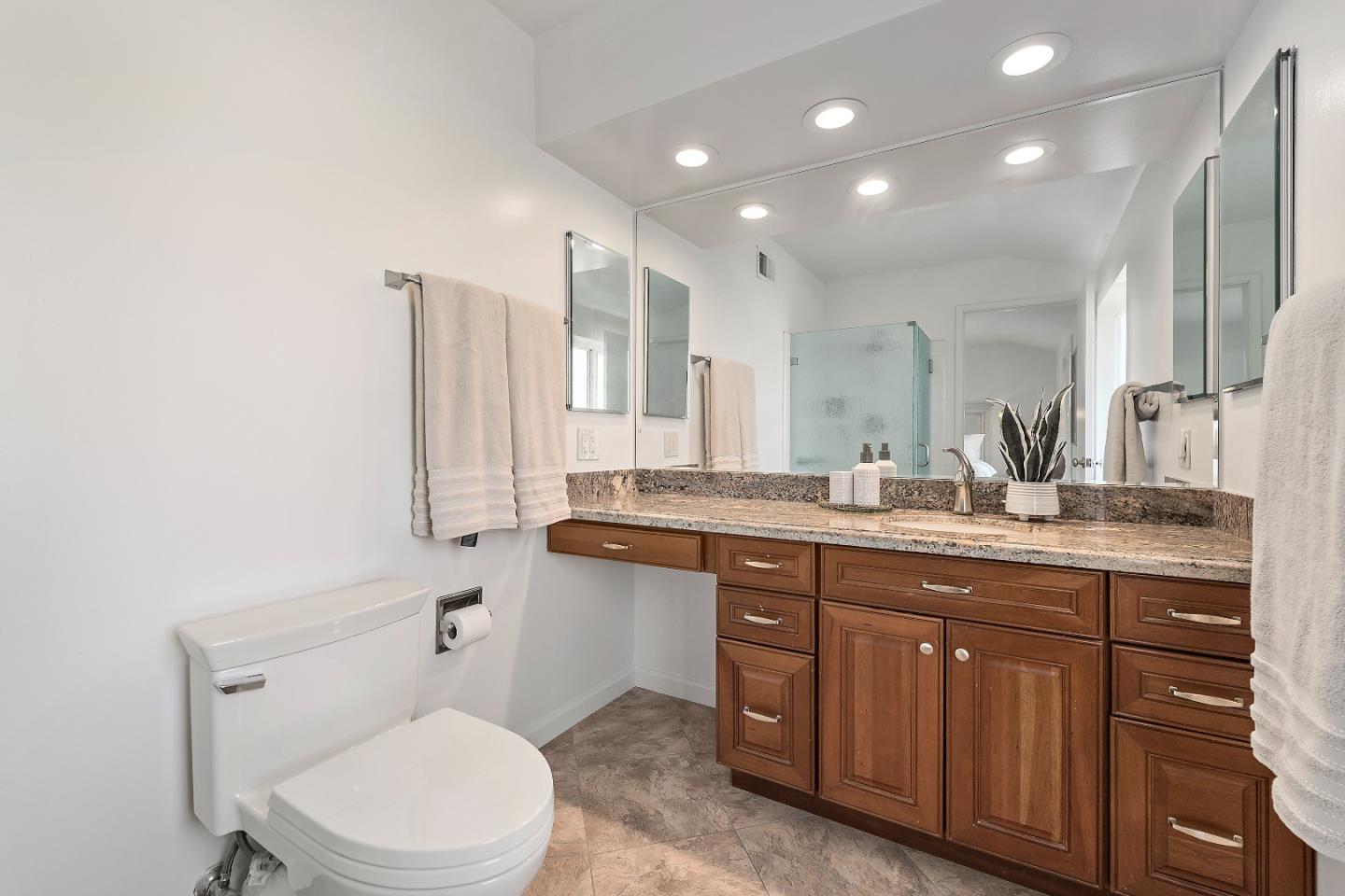 Detail Gallery Image 10 of 12 For 560 Hyannis Dr, Sunnyvale,  CA 94087 - 6 Beds | 3 Baths