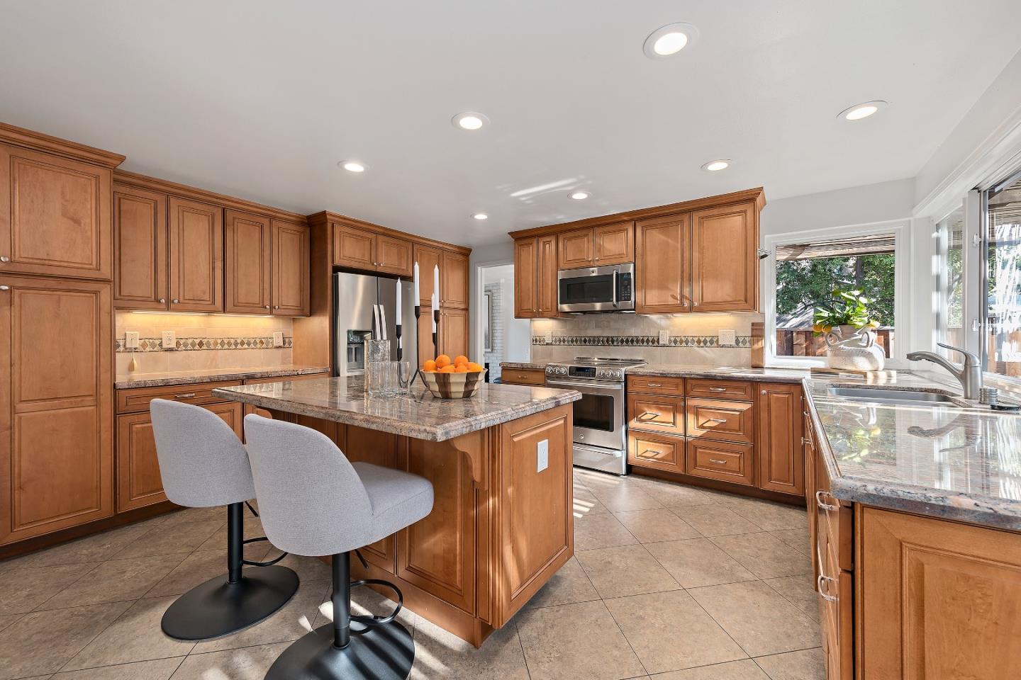 Detail Gallery Image 5 of 12 For 560 Hyannis Dr, Sunnyvale,  CA 94087 - 6 Beds | 3 Baths