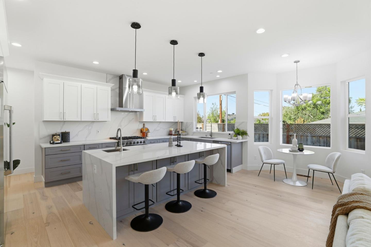 Detail Gallery Image 12 of 59 For 1685 Zinnia Ln, San Jose,  CA 95124 - 5 Beds | 5/1 Baths