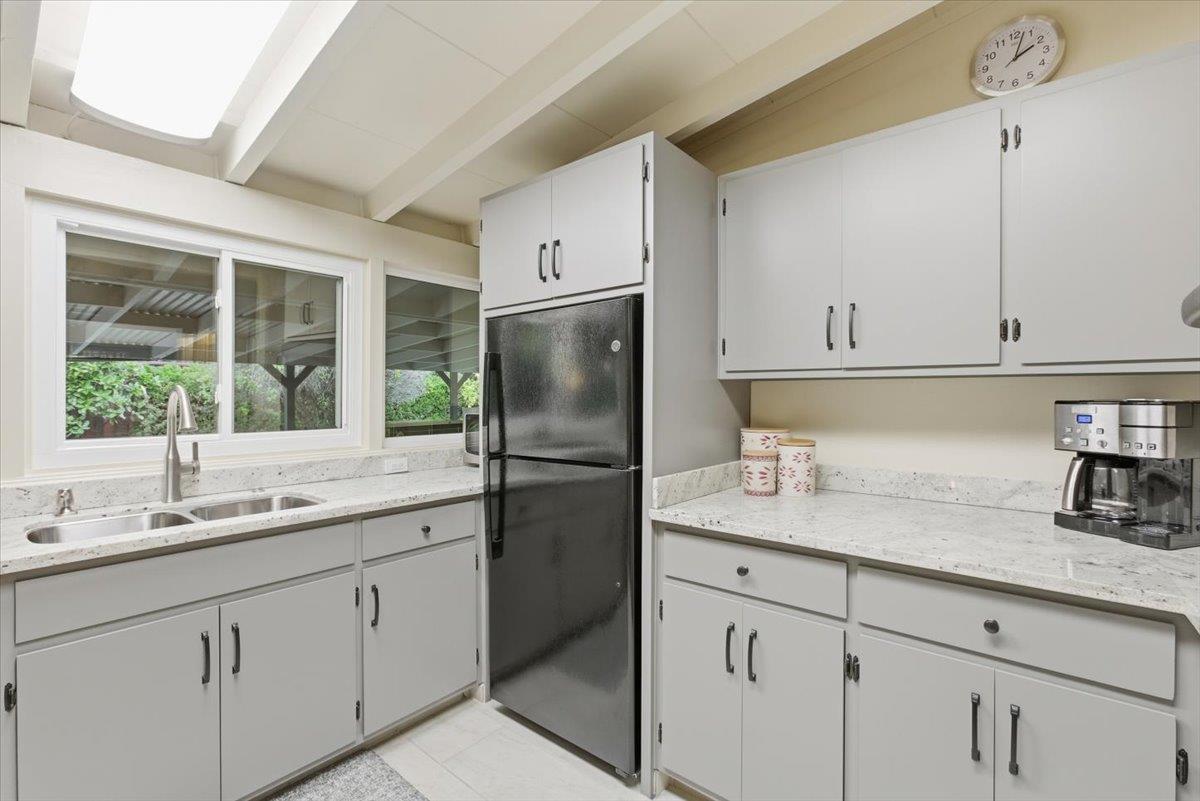 Detail Gallery Image 17 of 29 For 2640 Elmdale Ct, Palo Alto,  CA 94303 - 4 Beds | 3 Baths