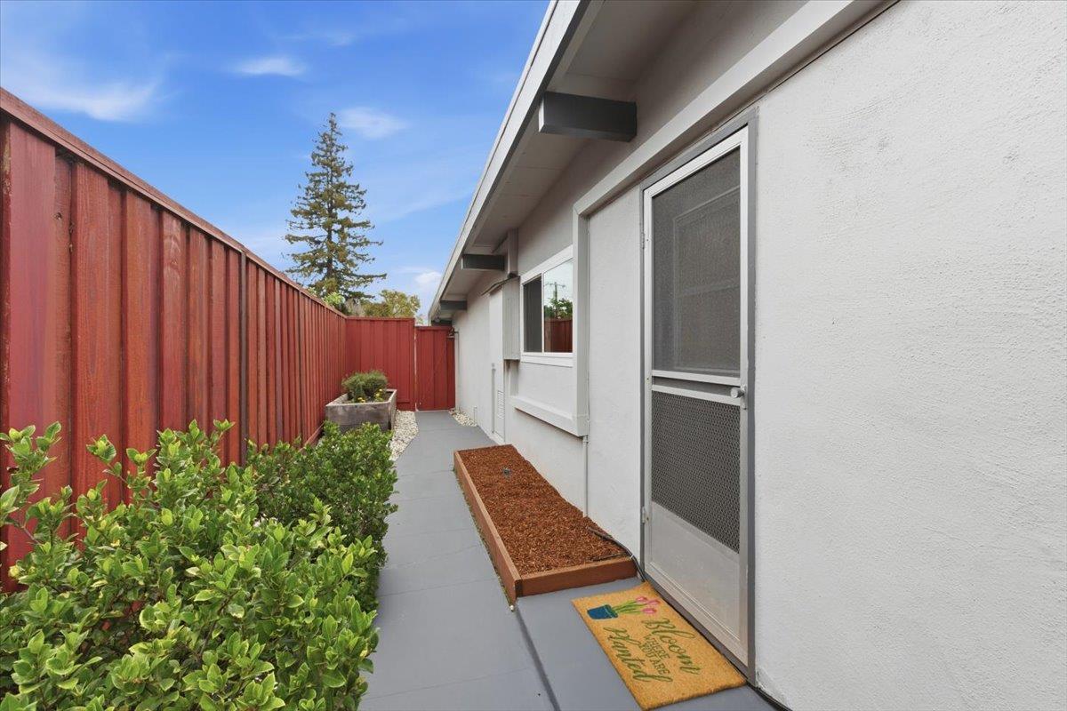 Detail Gallery Image 24 of 29 For 2640 Elmdale Ct, Palo Alto,  CA 94303 - 4 Beds | 3 Baths