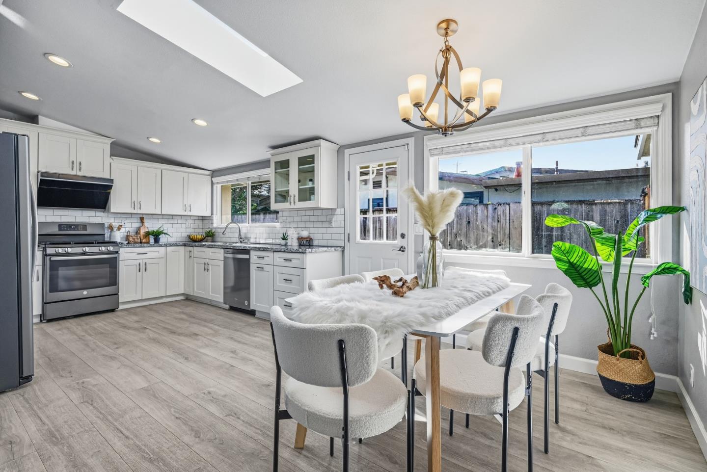 Detail Gallery Image 6 of 41 For 984 Fairwood, Sunnyvale,  CA 94089 - 3 Beds | 2 Baths