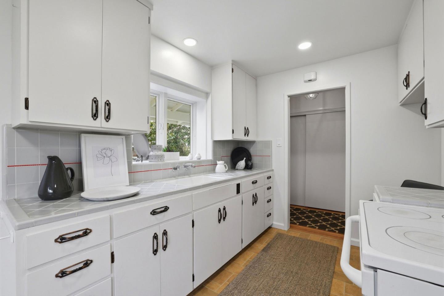 Detail Gallery Image 11 of 32 For 1714 Cherrytree Ln, Mountain View,  CA 94040 - 3 Beds | 2 Baths