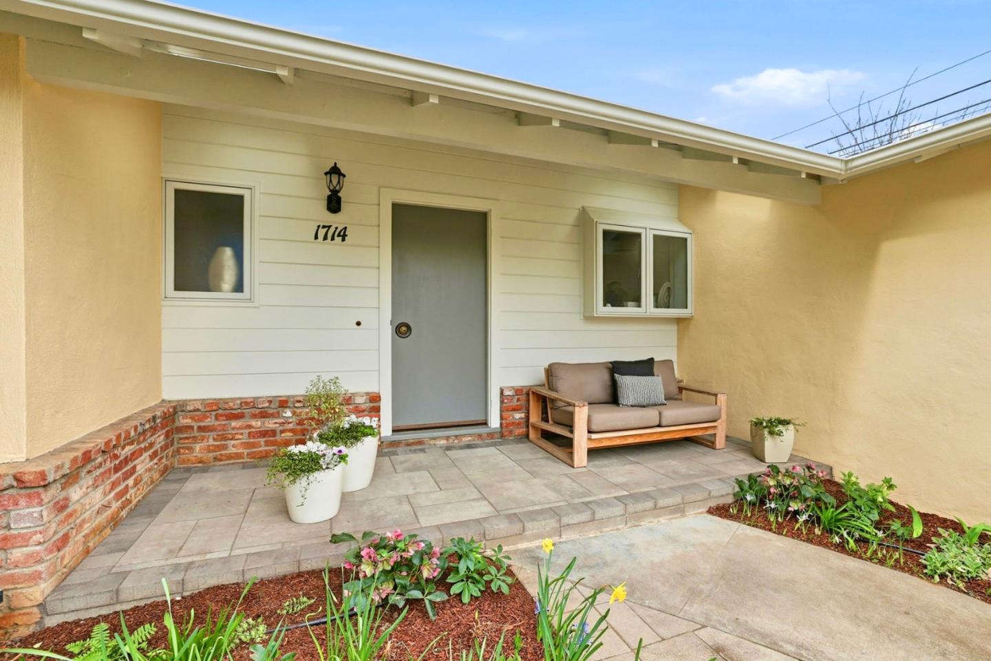 Detail Gallery Image 4 of 32 For 1714 Cherrytree Ln, Mountain View,  CA 94040 - 3 Beds | 2 Baths