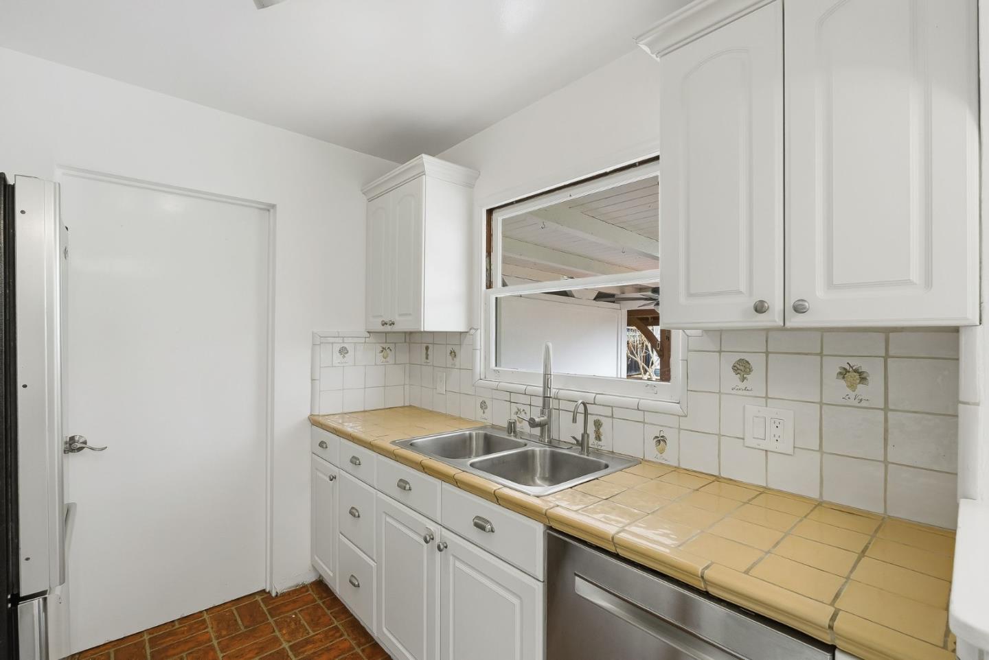 Detail Gallery Image 16 of 54 For 2025 Yorkshire Way, Mountain View,  CA 94040 - 3 Beds | 1 Baths