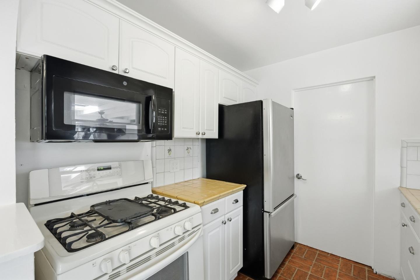 Detail Gallery Image 17 of 54 For 2025 Yorkshire Way, Mountain View,  CA 94040 - 3 Beds | 1 Baths