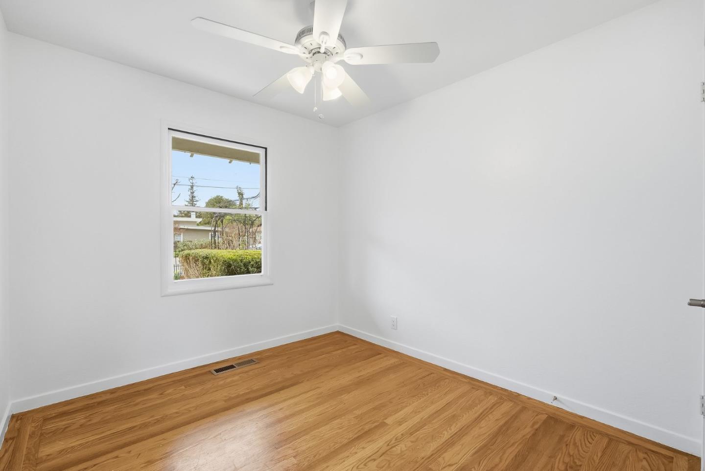 Detail Gallery Image 19 of 54 For 2025 Yorkshire Way, Mountain View,  CA 94040 - 3 Beds | 1 Baths