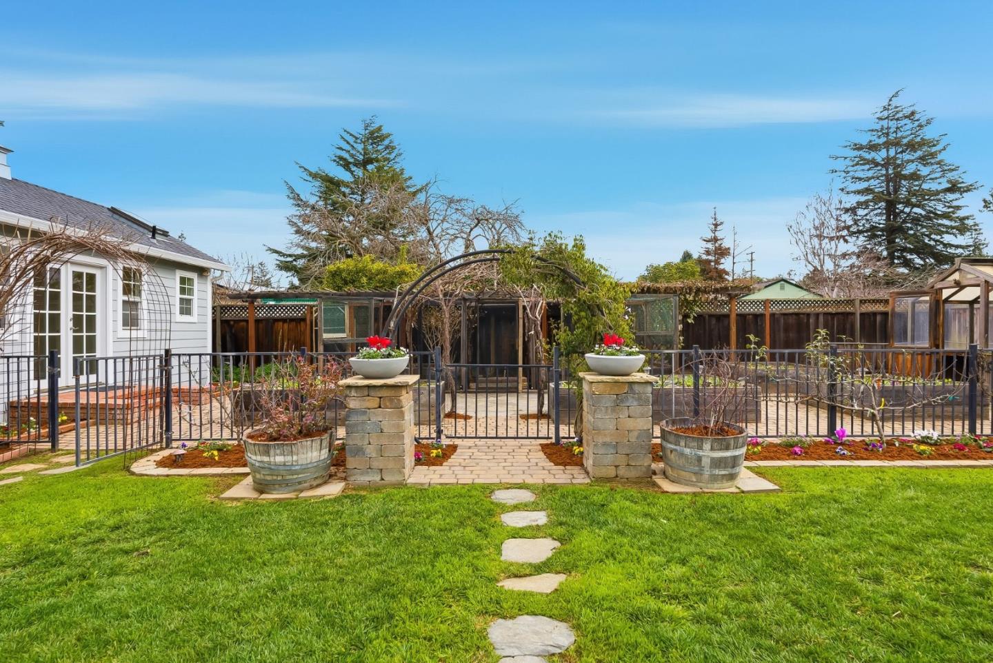 Detail Gallery Image 33 of 54 For 2025 Yorkshire Way, Mountain View,  CA 94040 - 3 Beds | 1 Baths