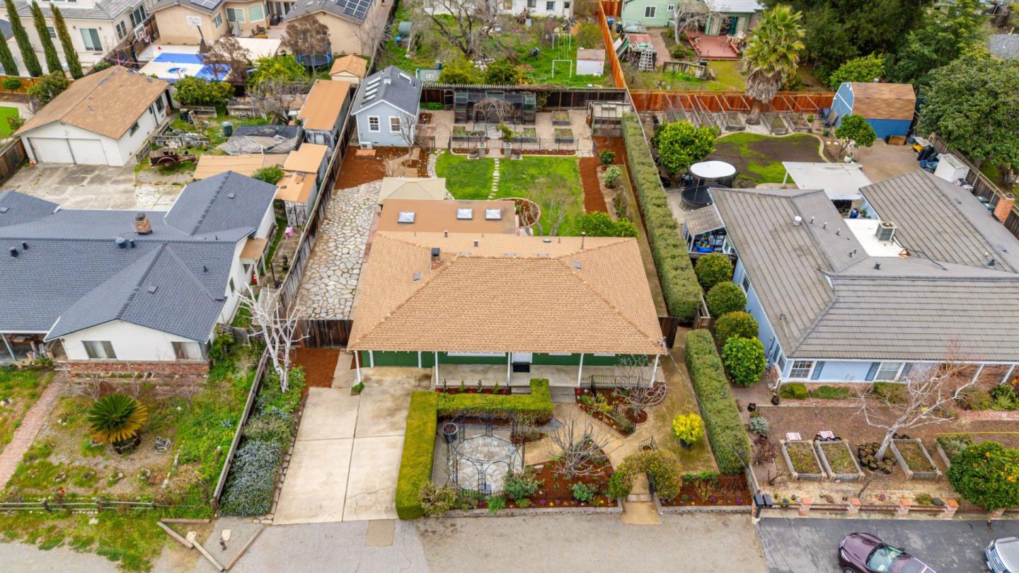 Detail Gallery Image 4 of 54 For 2025 Yorkshire Way, Mountain View,  CA 94040 - 3 Beds | 1 Baths